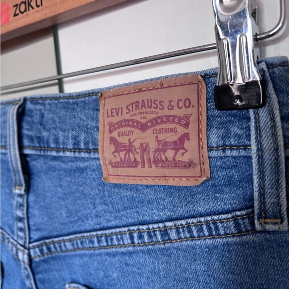Levi's High Waisted Taper Jeans - Picture 8 of 12